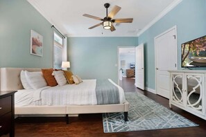 3 habitaciones, tabla de planchar con plancha, cuna de viaje y wifi