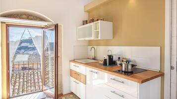 Réfrigérateur, plaque de cuisson, cafetiÚre/bouilloire