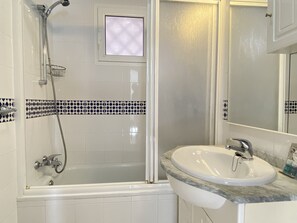 Banheira, secador de cabelo, toalhas de banho