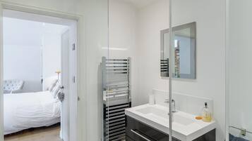 1 bedroom, WiFi (free), bed sheets