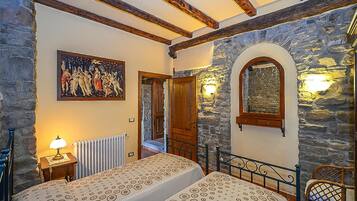 7 bedrooms, travel crib, free WiFi, bed sheets