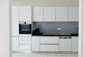 Kühlschrank, Mikrowelle, Ofen, Herdplatte