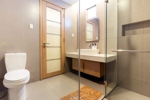 Superior Studio | Bathroom