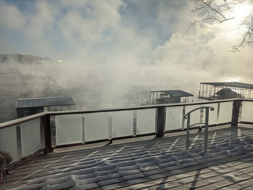 Ylellinen järvi edessä Duck Creekin ja pääjärven kulmassa.