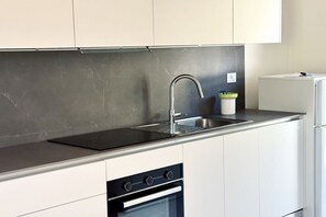 Kühlschrank, Ofen, Esstisch