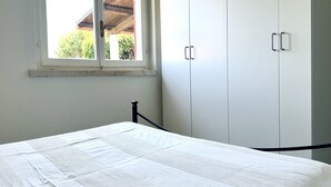 A bedroom with a bed, a window, and a wardrobe. - N081 - Numana, villa with garden (Numana)