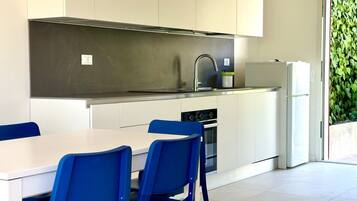 Réfrigérateur, four, tables à manger