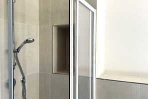 Dusche, Bidet, Handtücher