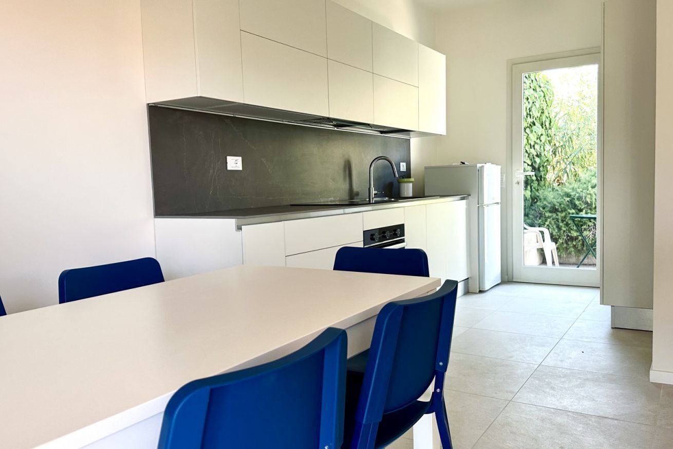 Kühlschrank, Ofen, Esstisch