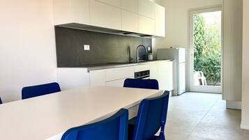 Kühlschrank, Ofen, Esstisch