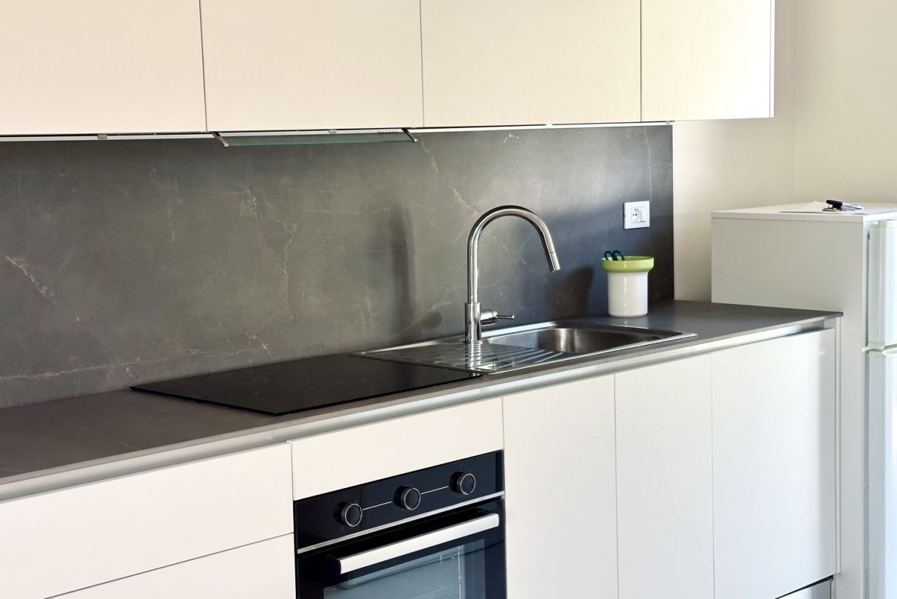 Een koelkast, een oven, eettafels