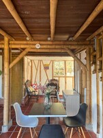 24-英寸纯平电视 （配备有线频道）、电视