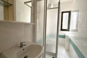 Shower, bidet, towels