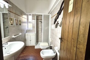 Shower, bidet, towels - N207 - Numana, delightful villa with garden (Numana)