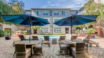 Piscina externa, guarda-sóis, espreguiçadeiras