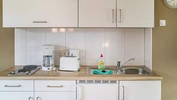 Fridge, stovetop, coffee/tea maker