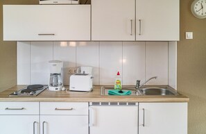 Kühlschrank, Mikrowelle, Herdplatte, Wasserkocher mit Kaffee-/Teezubehör