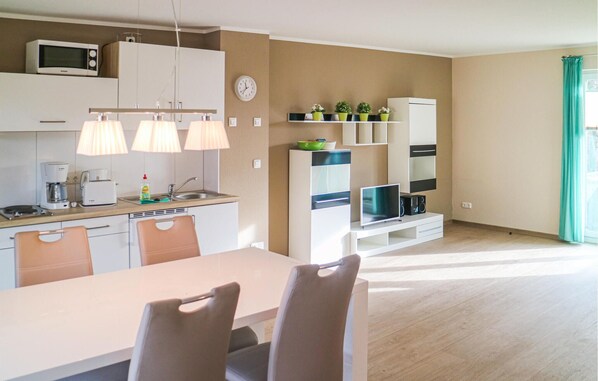 Kühlschrank, Mikrowelle, Herdplatte, Wasserkocher mit Kaffee-/Teezubehör