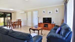 Televisie, een dvd-speler en een stereo