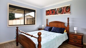 3 slaapkamers, een strijkplank/strijkijzer, reisbedje, gratis wifi