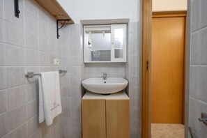 Een douche, een haardroger, een bidet, handdoeken