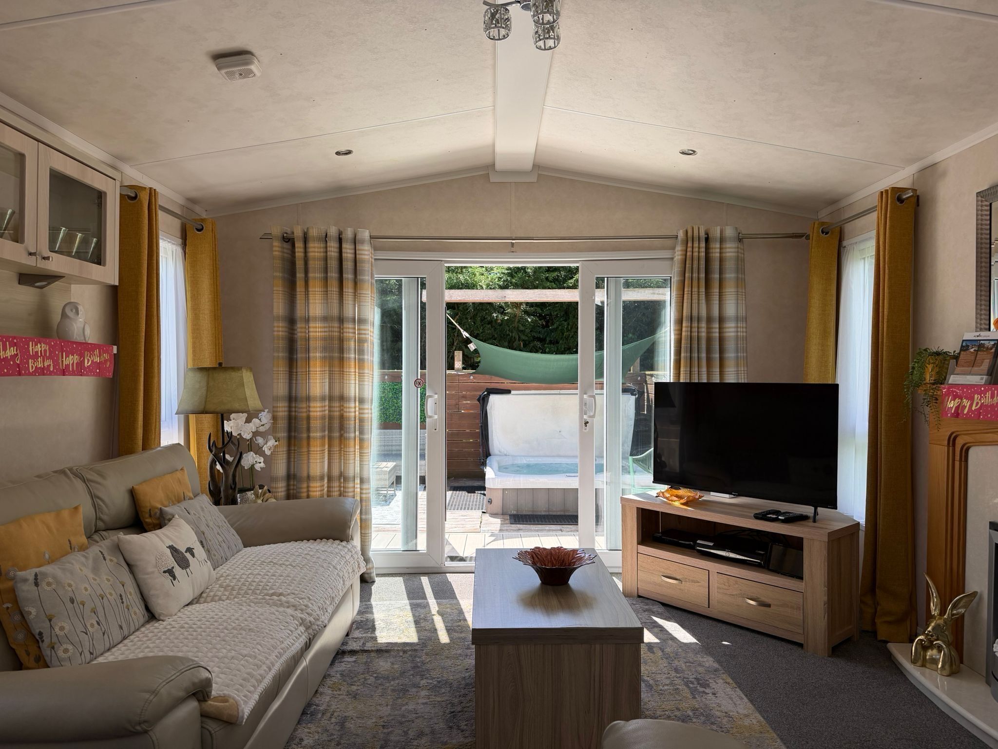 Smart TV, fireplace
