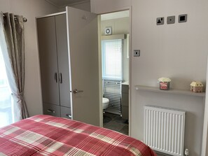 2 bedrooms, iron/ironing board, free WiFi, bed sheets - Sunflower Retreat, Northumberland (Swarland)