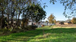 Un barrio residencial con casas y un campo cubierto de césped.