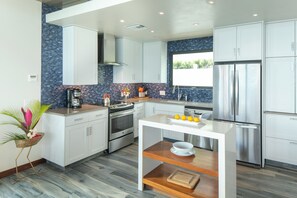 Een koelkast, een magnetron, een oven, een kookplaat