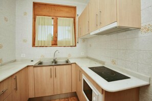 Refrigerador, microondas, parrilla de estufa y utensilios de cocina 