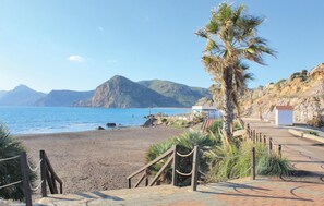 Una spiaggia nelle vicinanze, pesca