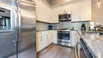 Refrigerador, microondas, horno y parrilla de estufa