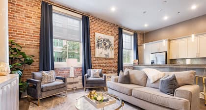 ✨GLAM MEETS DOWNTOWN HISTORIC CHARMER✨Spacious Corner Condo with Sleeper Sofa | The Stella