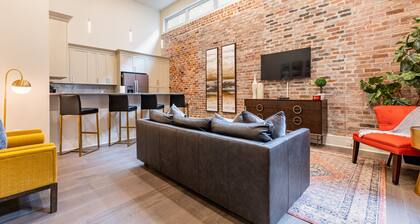 🐊LOCATION & CONDO to Stay in When Visiting DOWNTOWN NOLA! QN Sleeper Sofa & 15 ft Ceilings!🐊