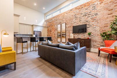 🐊LOCATION & CONDO to Stay in When Visiting DOWNTOWN NOLA! QN Sleeper Sofa & 15 ft Ceilings!🐊