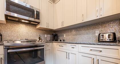 🐊LOCATION & CONDO to Stay in When Visiting DOWNTOWN NOLA! QN Sleeper Sofa & 15 ft Ceilings!🐊