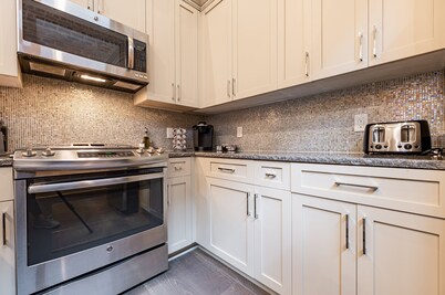 🐊LOCATION & CONDO to Stay in When Visiting DOWNTOWN NOLA! QN Sleeper Sofa & 15 ft Ceilings!🐊