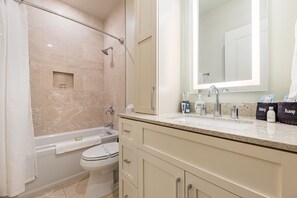 Ensemble douche/baignoire, sĂšche-cheveux, serviettes fournies, savon