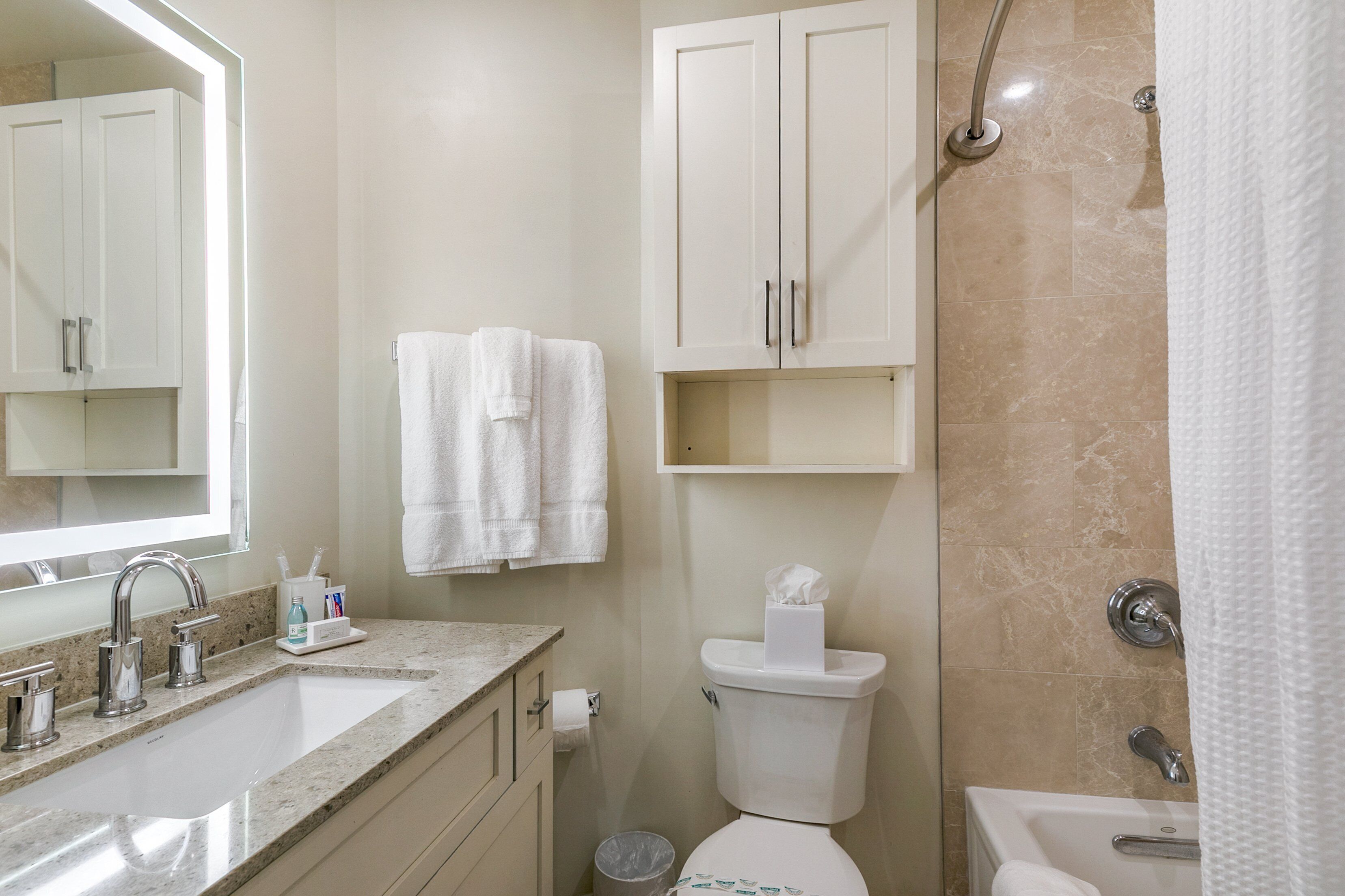 Kombinert dusj/badekar, hårføner, håndklær og såpe