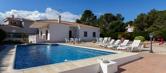 INNOUTHOME GARDEN, SWIMING-POOL,BEACH AT 150M,BBQ, AC AND WIFI_VIRGEN CINTA II