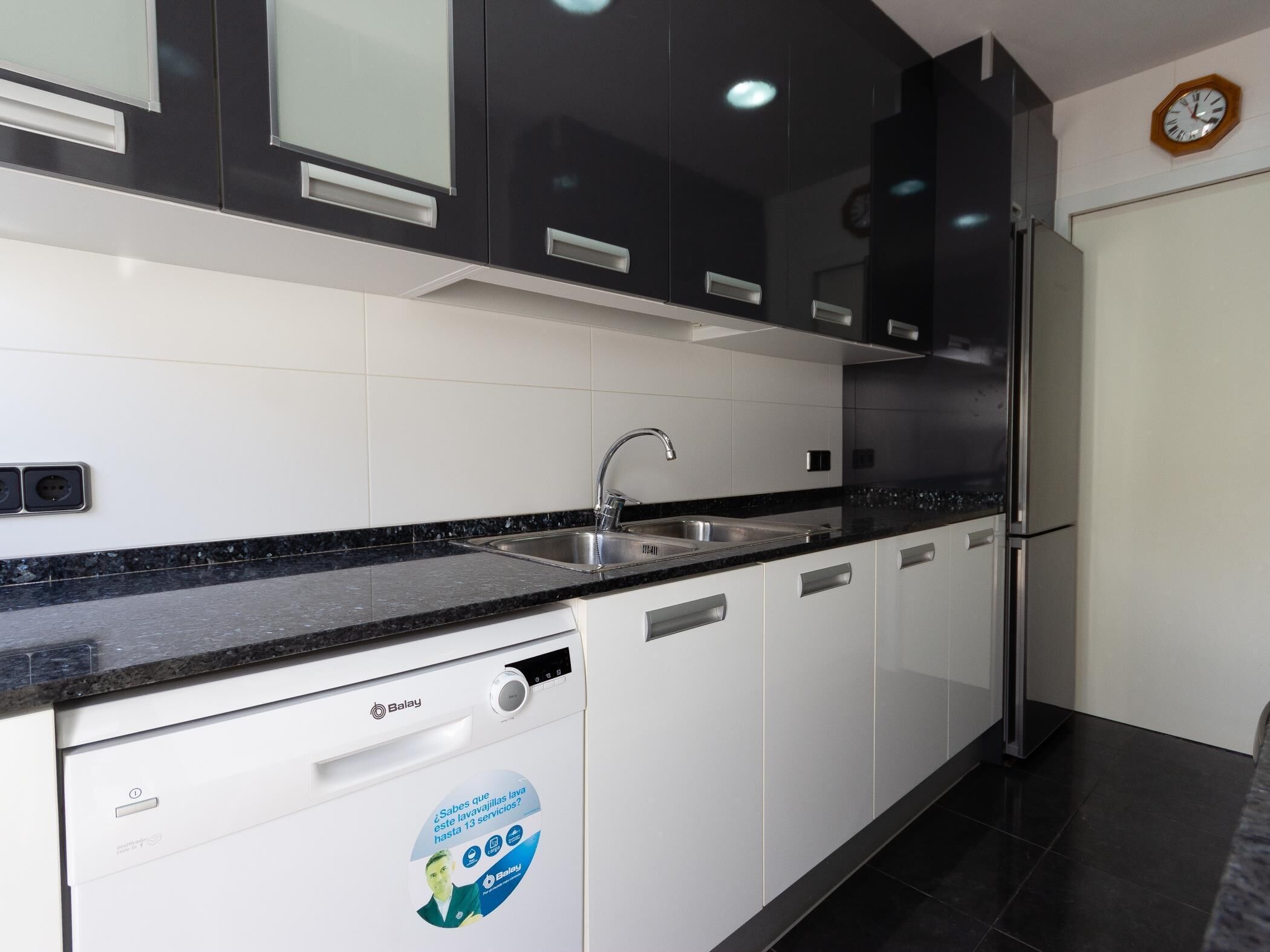 Frigorífico, microondas, horno y lavavajillas