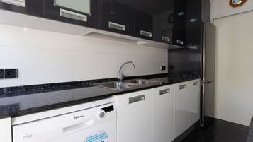 Frigorífico, microondas, horno y lavavajillas