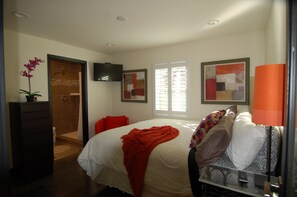 2 bedrooms, iron/ironing board, free WiFi, bed sheets - Contemporary Flat w/Gentleman's Vineyard -1 Block to Downtown Napa! Non-Hosted (Napa)