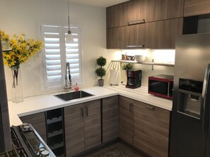 Fridge, microwave, oven, stovetop - Contemporary Flat w/Gentleman's Vineyard -1 Block to Downtown Napa! Non-Hosted (Napa)