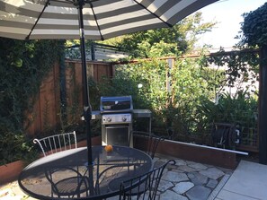 Outdoor dining - Contemporary Flat w/Gentleman's Vineyard -1 Block to Downtown Napa! Non-Hosted (Napa)