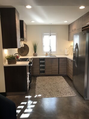 Kühlschrank, Mikrowelle, Ofen, Herdplatte