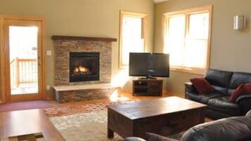 TV connectée, cheminée, baby-foot, jouets