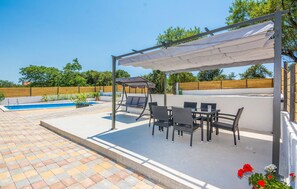 Outdoor dining - Lovely home in Donje Rastane (Donje Rastane)
