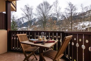 Outdoor dining - Résidence Le Château - D86, Les Houches (Chamonix), France (Les Houches (Chamonix))