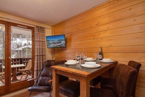 Dining - Résidence Le Château - D86, Les Houches (Chamonix), France (Les Houches (Chamonix))